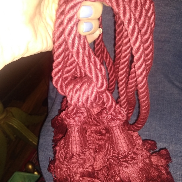 Wine colored pair of vintage curtain tassel tiebacks - Picture 8 of 9